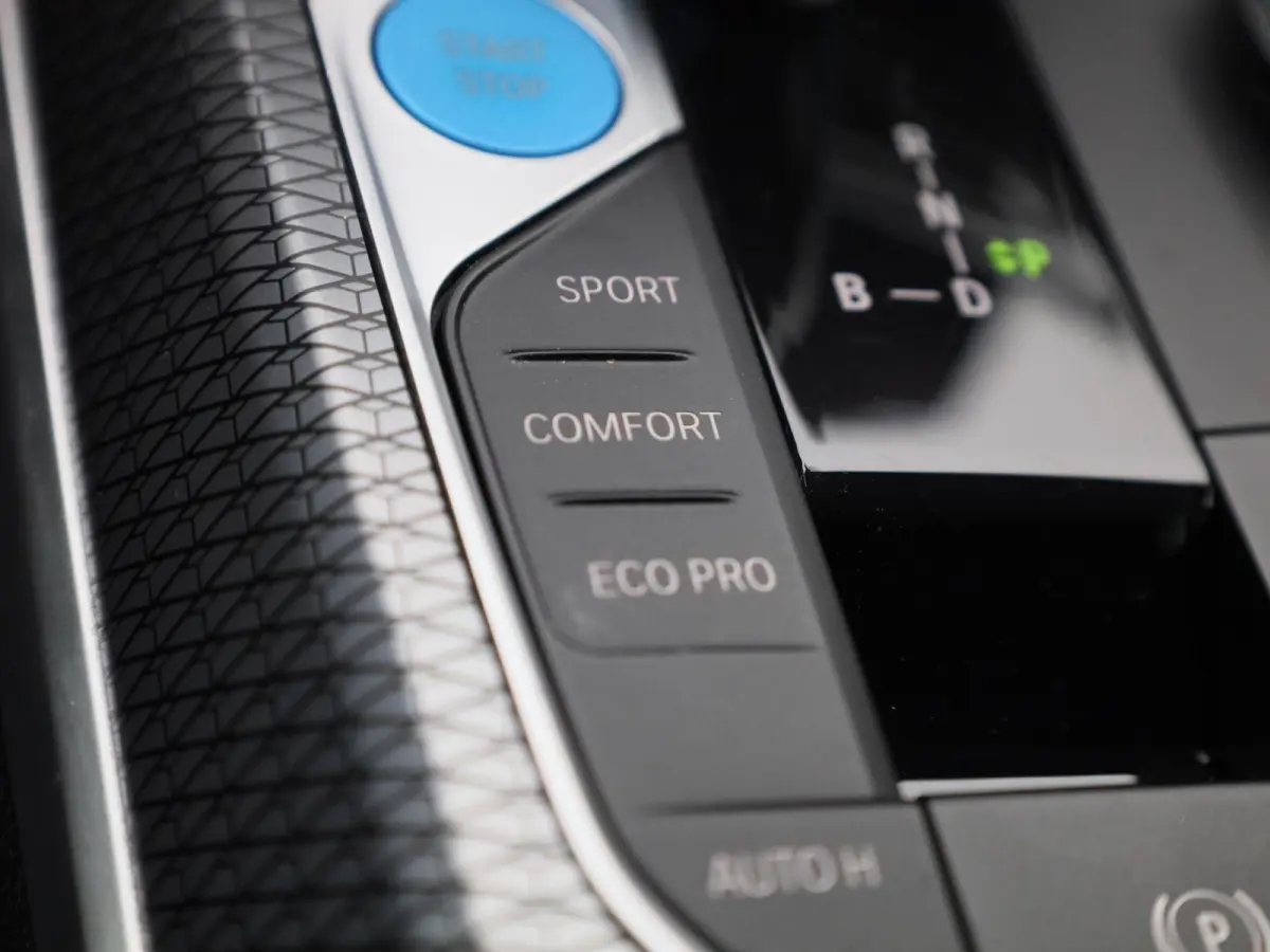 eDrive40 High Executive 84 kWh | ACHTERUITRIJCAMERA | HEAD-UP | ELEKTRISCHE KOFFERKLEP | STOELVERWARMING | APPLE CARPLAY - ANDROID AUTO | ADAPTIVE CRUISE CONTROL |