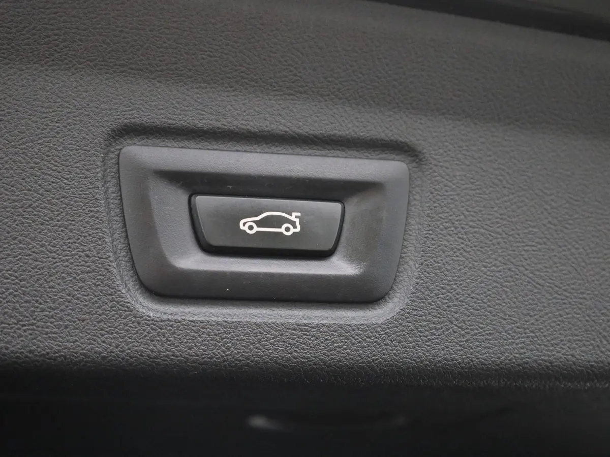 eDrive40 High Executive 84 kWh | ACHTERUITRIJCAMERA | HEAD-UP | ELEKTRISCHE KOFFERKLEP | STOELVERWARMING | APPLE CARPLAY - ANDROID AUTO | ADAPTIVE CRUISE CONTROL |