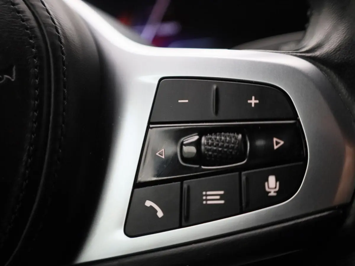 eDrive40 High Executive 84 kWh | ACHTERUITRIJCAMERA | HEAD-UP | ELEKTRISCHE KOFFERKLEP | STOELVERWARMING | APPLE CARPLAY - ANDROID AUTO | ADAPTIVE CRUISE CONTROL |