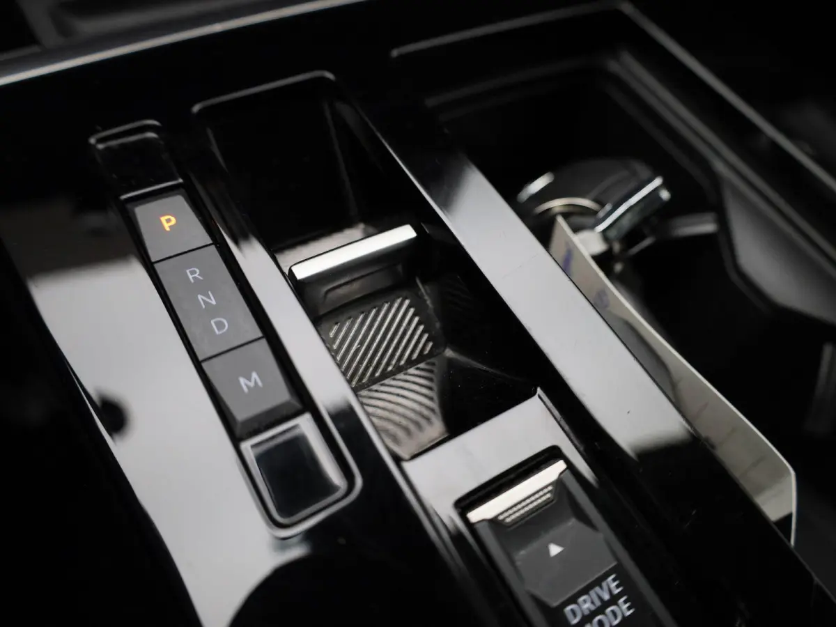 1.2 Business Elegance | WORDT VERWACHT | AUTOMAAT | ACHTERUITRIJCAMERA | APPLE CARPLAY - ANDROID AUTO | STOELVERWARMING | STUURWIELVERWARMING | CLIMATE CONTROL | ADAPTIVE CRUISE CONTROL |