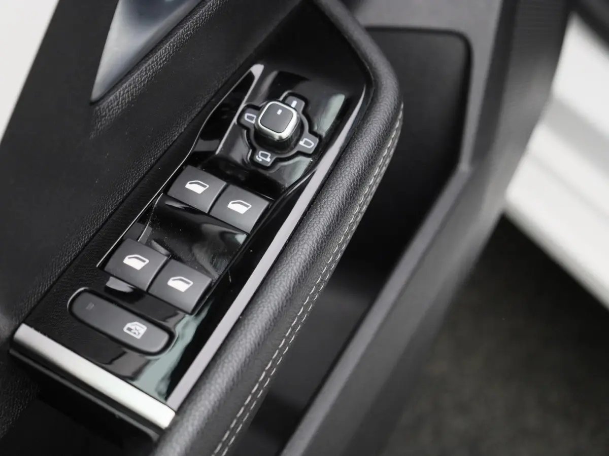 1.2 Business Elegance | WORDT VERWACHT | AUTOMAAT | ACHTERUITRIJCAMERA | APPLE CARPLAY - ANDROID AUTO | STOELVERWARMING | STUURWIELVERWARMING | CLIMATE CONTROL | ADAPTIVE CRUISE CONTROL |