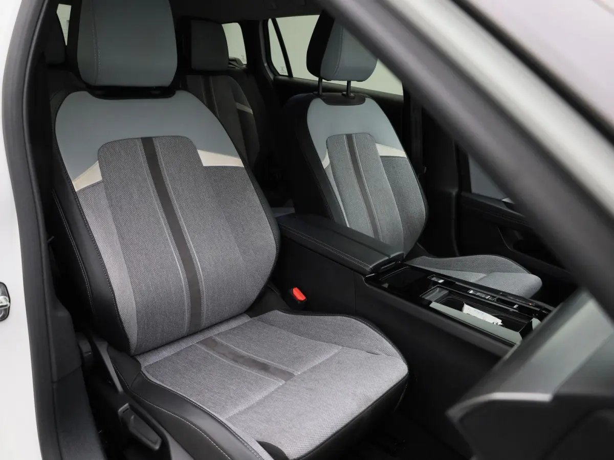 1.2 Business Elegance | WORDT VERWACHT | AUTOMAAT | ACHTERUITRIJCAMERA | APPLE CARPLAY - ANDROID AUTO | STOELVERWARMING | STUURWIELVERWARMING | CLIMATE CONTROL | ADAPTIVE CRUISE CONTROL |