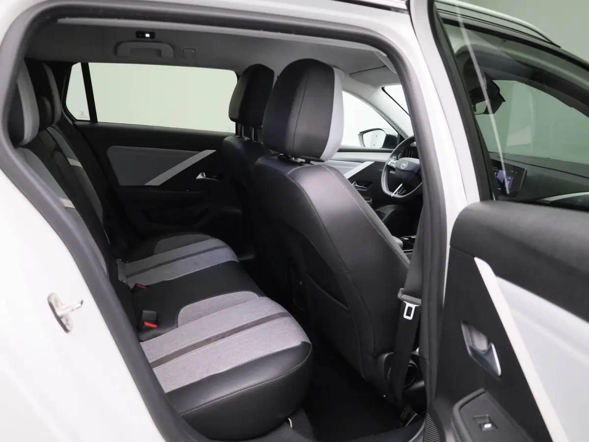 1.2 Business Elegance | WORDT VERWACHT | AUTOMAAT | ACHTERUITRIJCAMERA | APPLE CARPLAY - ANDROID AUTO | STOELVERWARMING | STUURWIELVERWARMING | CLIMATE CONTROL | ADAPTIVE CRUISE CONTROL |