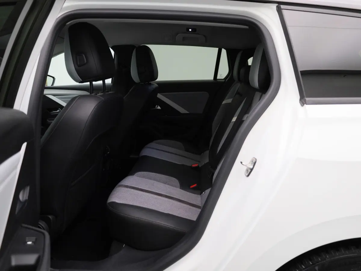 1.2 Business Elegance | WORDT VERWACHT | AUTOMAAT | ACHTERUITRIJCAMERA | APPLE CARPLAY - ANDROID AUTO | STOELVERWARMING | STUURWIELVERWARMING | CLIMATE CONTROL | ADAPTIVE CRUISE CONTROL |