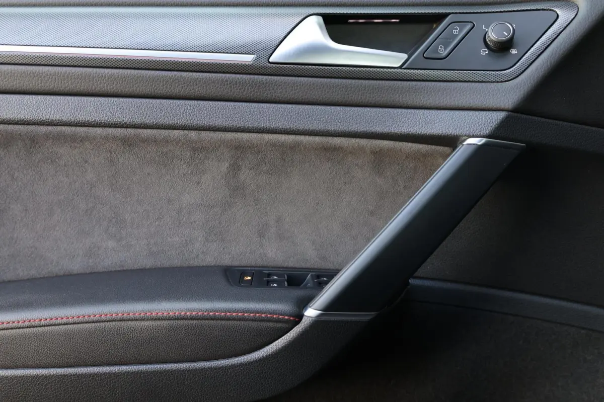 2.0 TSI GTI TCR 290+PK LED/VIRTUAL/PANO/ALCANTARA+S.VERWARMING/LMV 19'/CAM/DYNAUDIO/LINE/ACC/ECC/12 MDN GARANTIE!