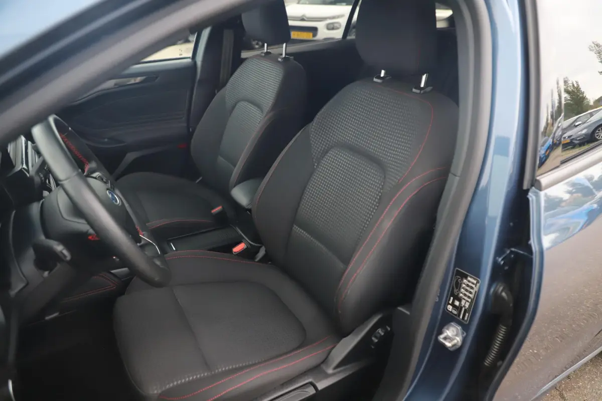 1.0 EcoBoost Hybrid ST Line X Business Trekhaak 18 inch LMV Bang and Olufsen Virtual Cockpit Navigatie Carplay Android Winter Pakket Stuur & Stoelverwarming