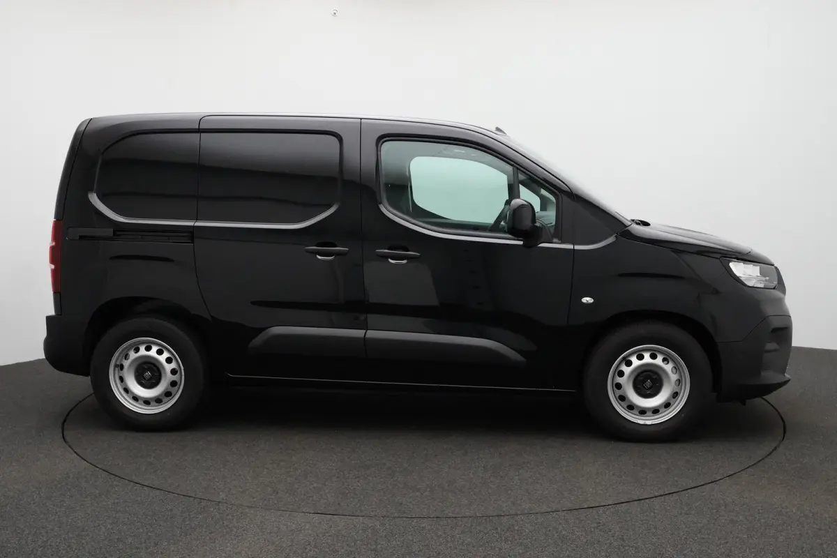 136 L1 50 kWh / Voorraad Korting / Zwart metallic / 2+6 jr Garantie