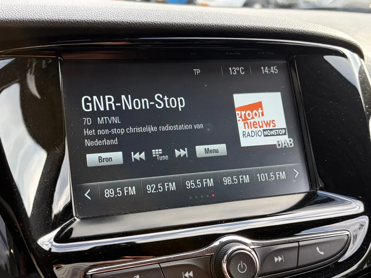 1.0 75 PK Online Edition | NAVIGATIE + APPLE CARPLAY/ANDROID AUTO| PARKEERSENSOREN ACHTER| DAB| GETINT GLAS| AIRCO| CRUISE CONTROL| MISTLAMPEN VOOR| 15"LM-VELGEN| NL-AUTO|