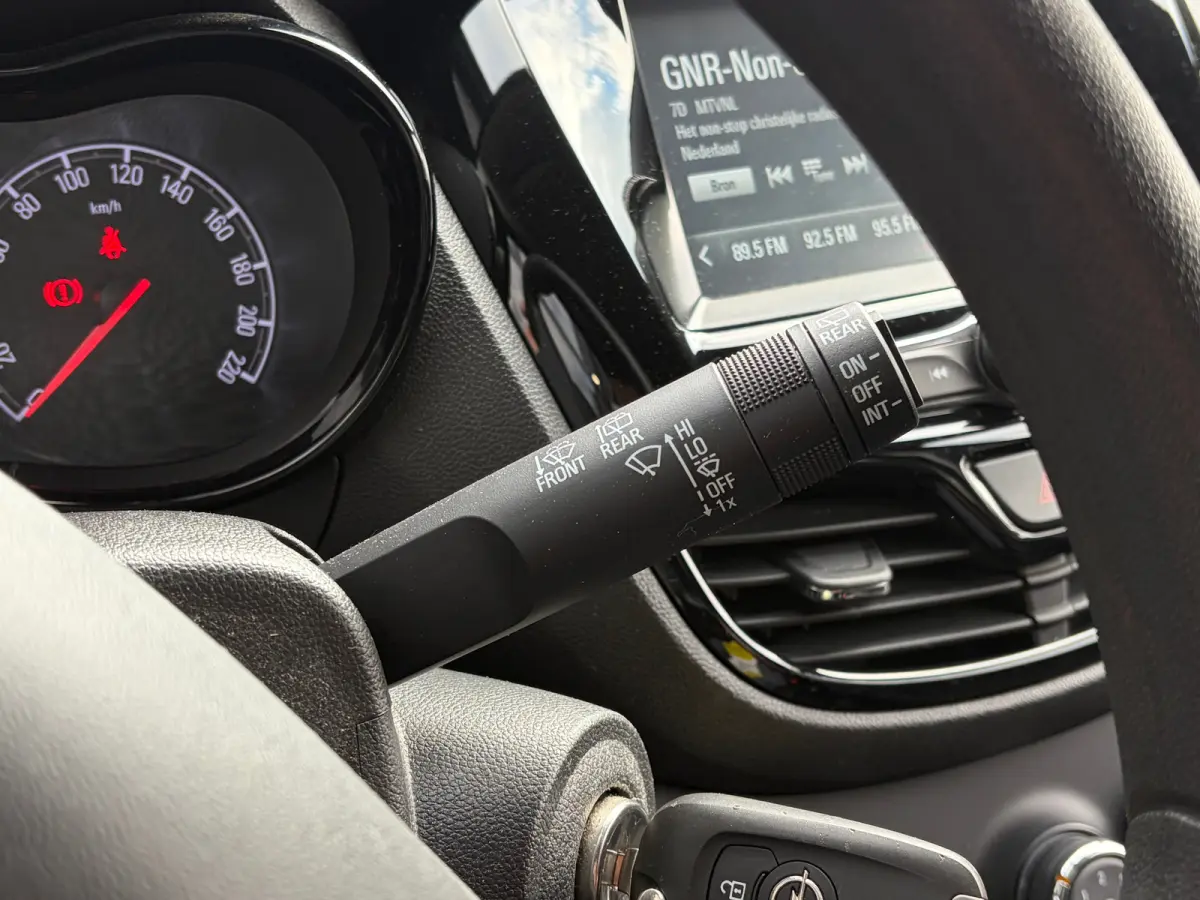 1.0 75 PK Online Edition | NAVIGATIE + APPLE CARPLAY/ANDROID AUTO| PARKEERSENSOREN ACHTER| DAB| GETINT GLAS| AIRCO| CRUISE CONTROL| MISTLAMPEN VOOR| 15"LM-VELGEN| NL-AUTO|