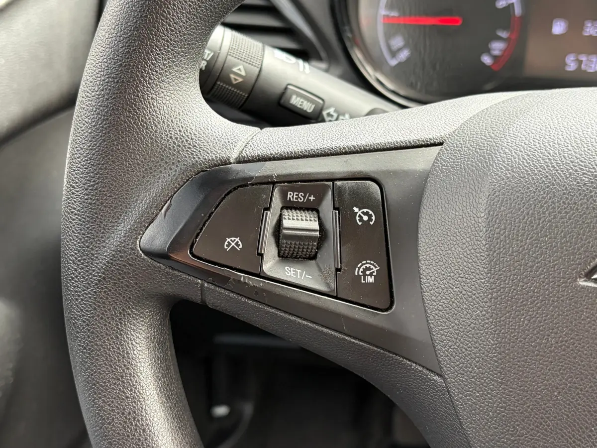 1.0 75 PK Online Edition | NAVIGATIE + APPLE CARPLAY/ANDROID AUTO| PARKEERSENSOREN ACHTER| DAB| GETINT GLAS| AIRCO| CRUISE CONTROL| MISTLAMPEN VOOR| 15"LM-VELGEN| NL-AUTO|