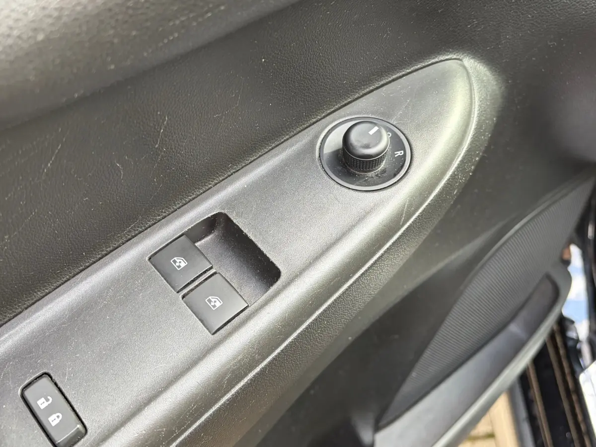 1.0 75 PK Online Edition | NAVIGATIE + APPLE CARPLAY/ANDROID AUTO| PARKEERSENSOREN ACHTER| DAB| GETINT GLAS| AIRCO| CRUISE CONTROL| MISTLAMPEN VOOR| 15"LM-VELGEN| NL-AUTO|