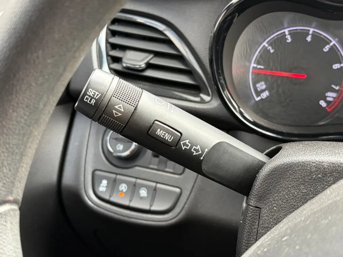 1.0 75 PK Online Edition | NAVIGATIE + APPLE CARPLAY/ANDROID AUTO| PARKEERSENSOREN ACHTER| DAB| GETINT GLAS| AIRCO| CRUISE CONTROL| MISTLAMPEN VOOR| 15"LM-VELGEN| NL-AUTO|