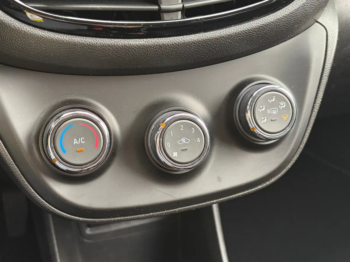 1.0 75 PK Online Edition | NAVIGATIE + APPLE CARPLAY/ANDROID AUTO| PARKEERSENSOREN ACHTER| DAB| GETINT GLAS| AIRCO| CRUISE CONTROL| MISTLAMPEN VOOR| 15"LM-VELGEN| NL-AUTO|