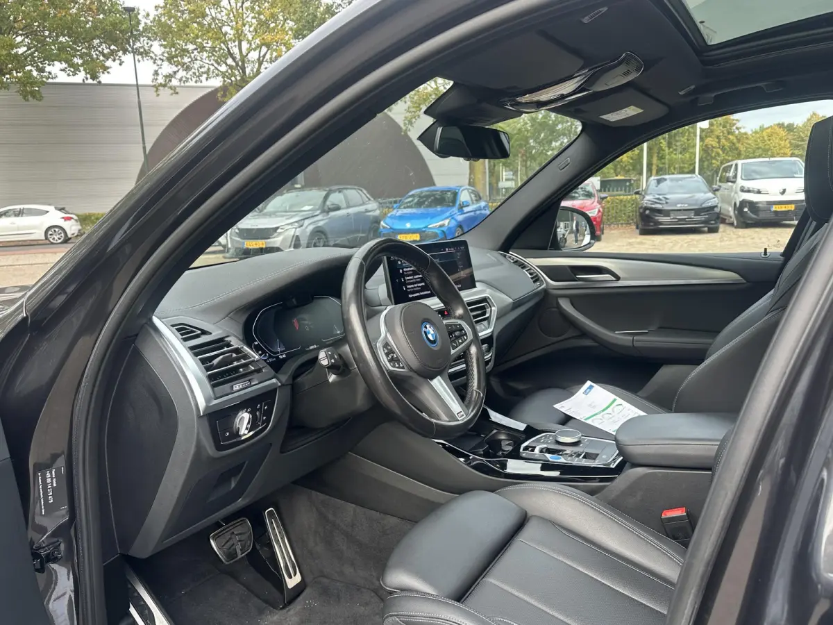 Executive 80 kWh SOH 99% | M-SPORT| ELEKTRISCHE TREKHAAK| PANO| LEDER | DRIVING ASSISTENT PROFF. | MEMORY STOEL| CAMERA | APPLE CARPLAY |