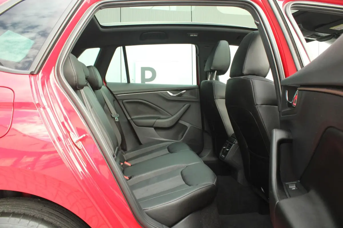 1.0 TSI 110pk DSG Business Edition | Panoramadak | Trekhaak | Stoelverwarming | Leder | Elektrische Stoel | Adaptief Cruise Control