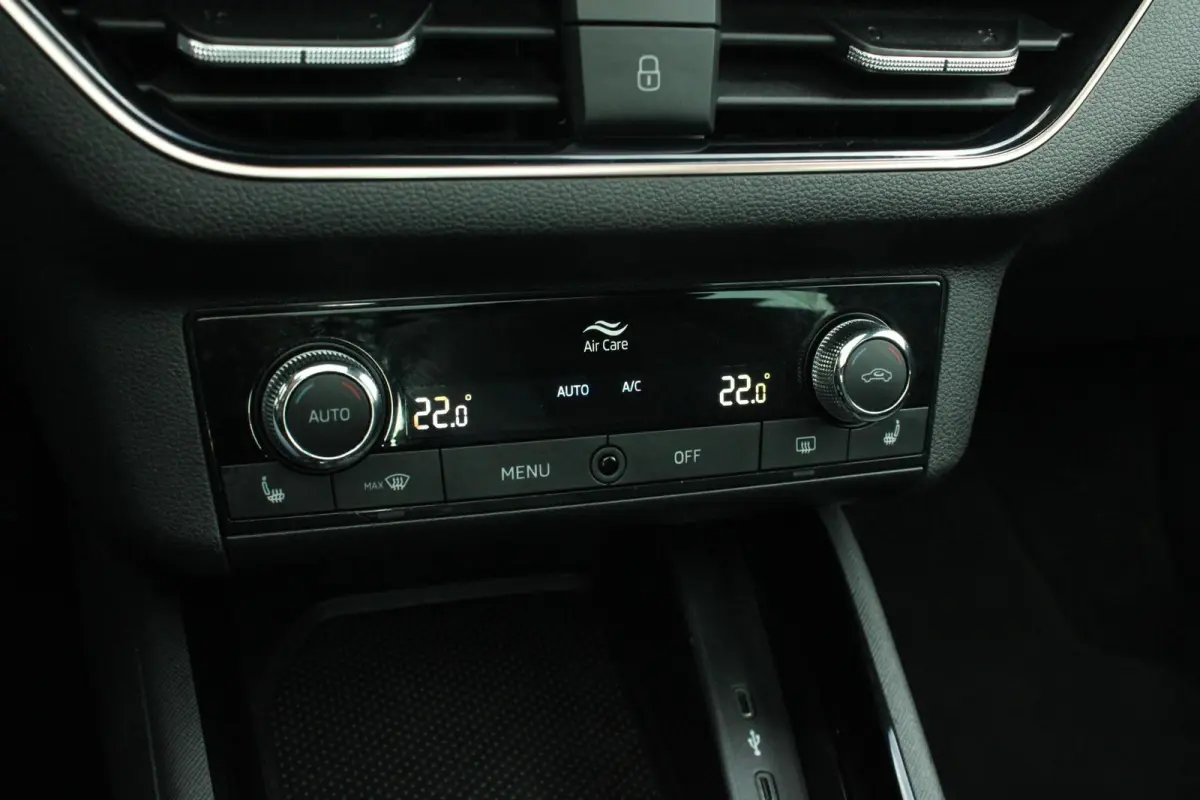 1.0 TSI 110pk DSG Business Edition | Panoramadak | Trekhaak | Stoelverwarming | Leder | Elektrische Stoel | Adaptief Cruise Control