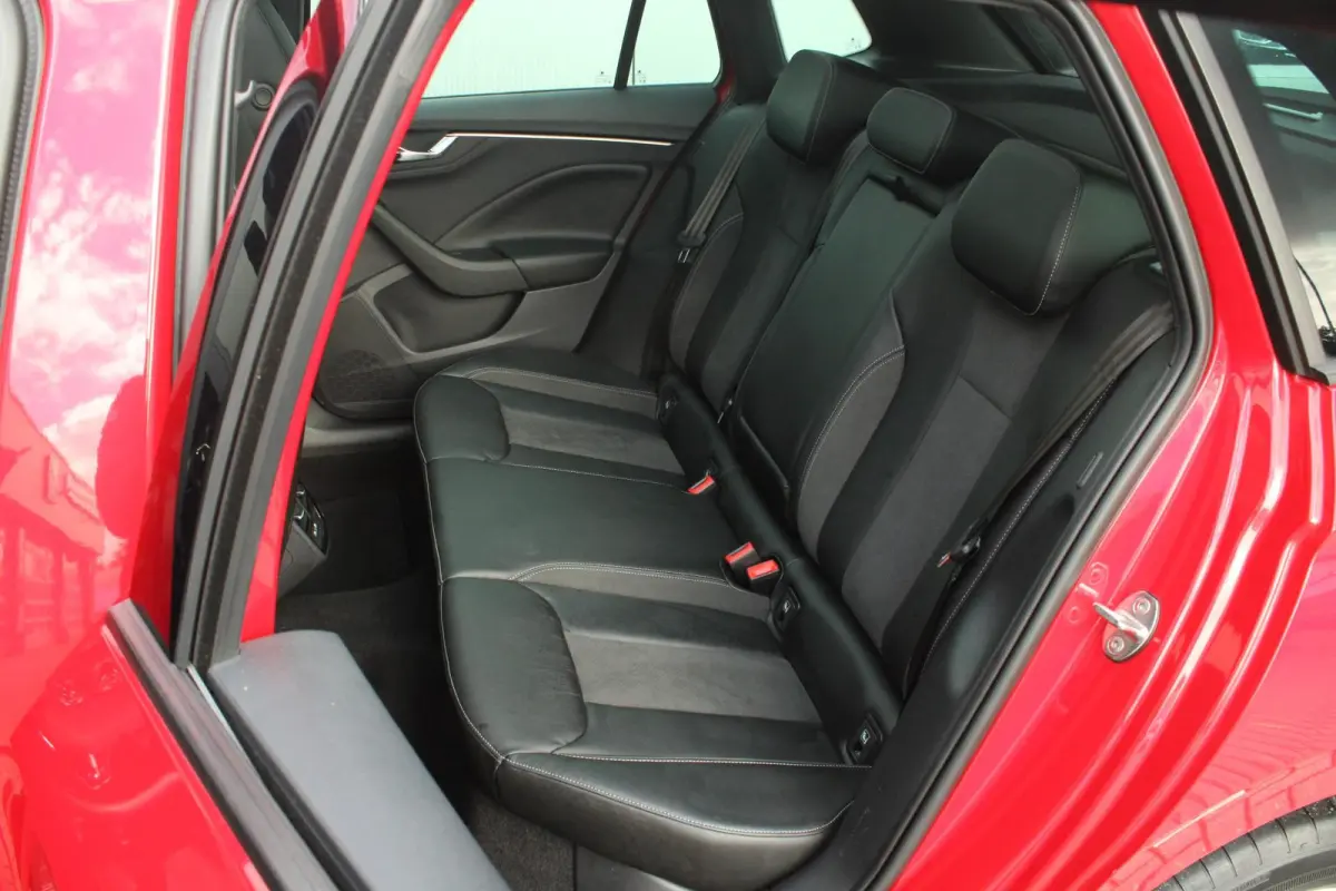 1.0 TSI 110pk DSG Business Edition | Panoramadak | Trekhaak | Stoelverwarming | Leder | Elektrische Stoel | Adaptief Cruise Control