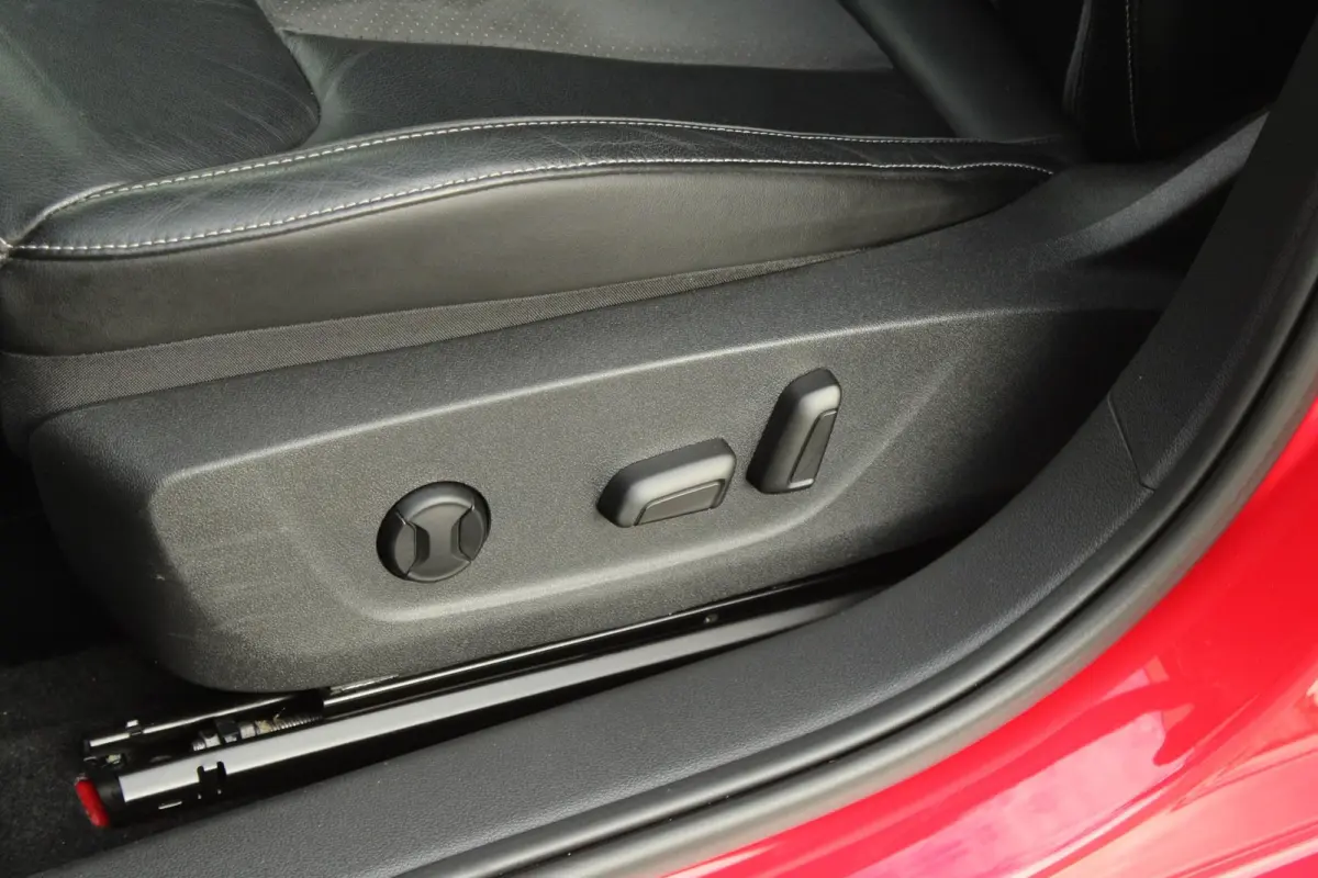 1.0 TSI 110pk DSG Business Edition | Panoramadak | Trekhaak | Stoelverwarming | Leder | Elektrische Stoel | Adaptief Cruise Control