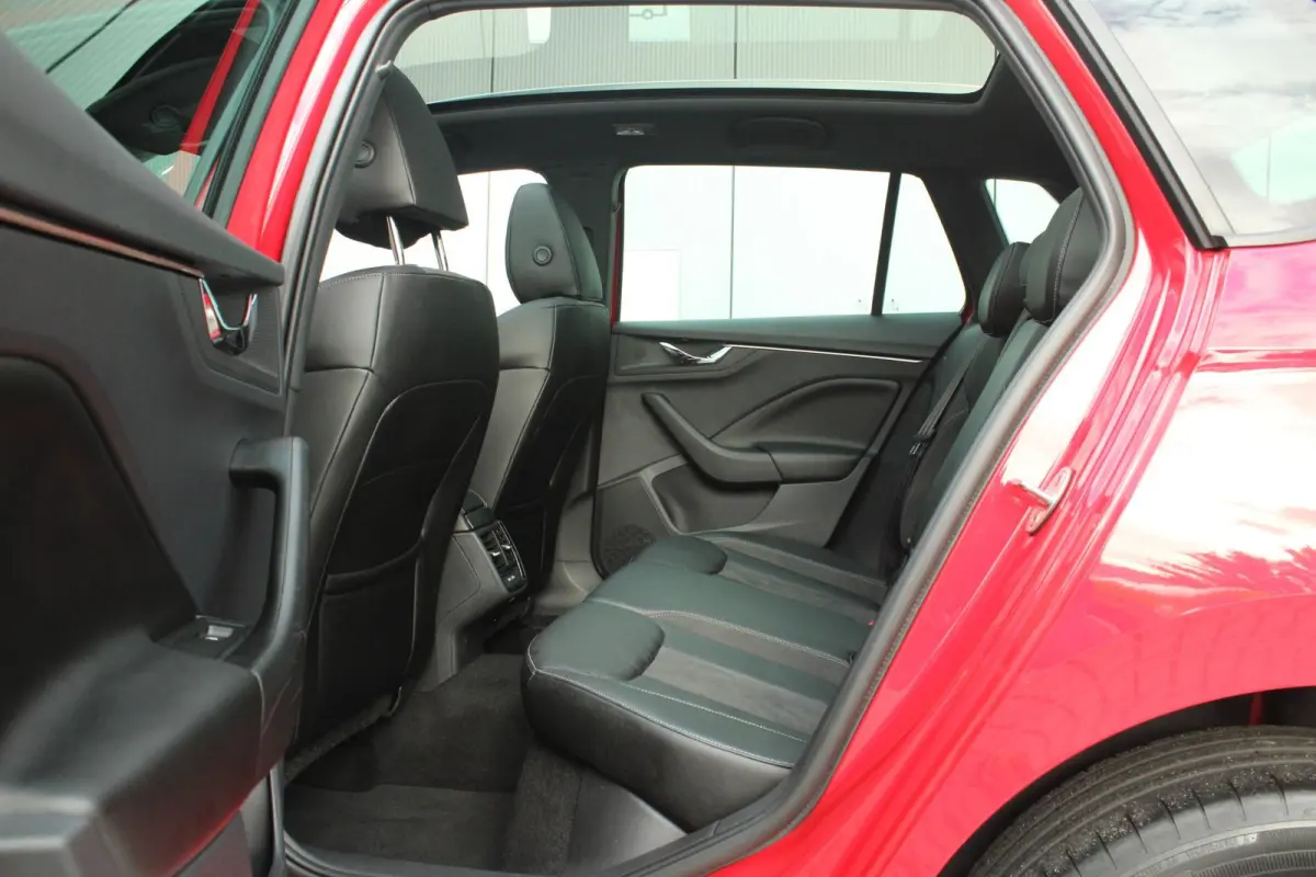 1.0 TSI 110pk DSG Business Edition | Panoramadak | Trekhaak | Stoelverwarming | Leder | Elektrische Stoel | Adaptief Cruise Control