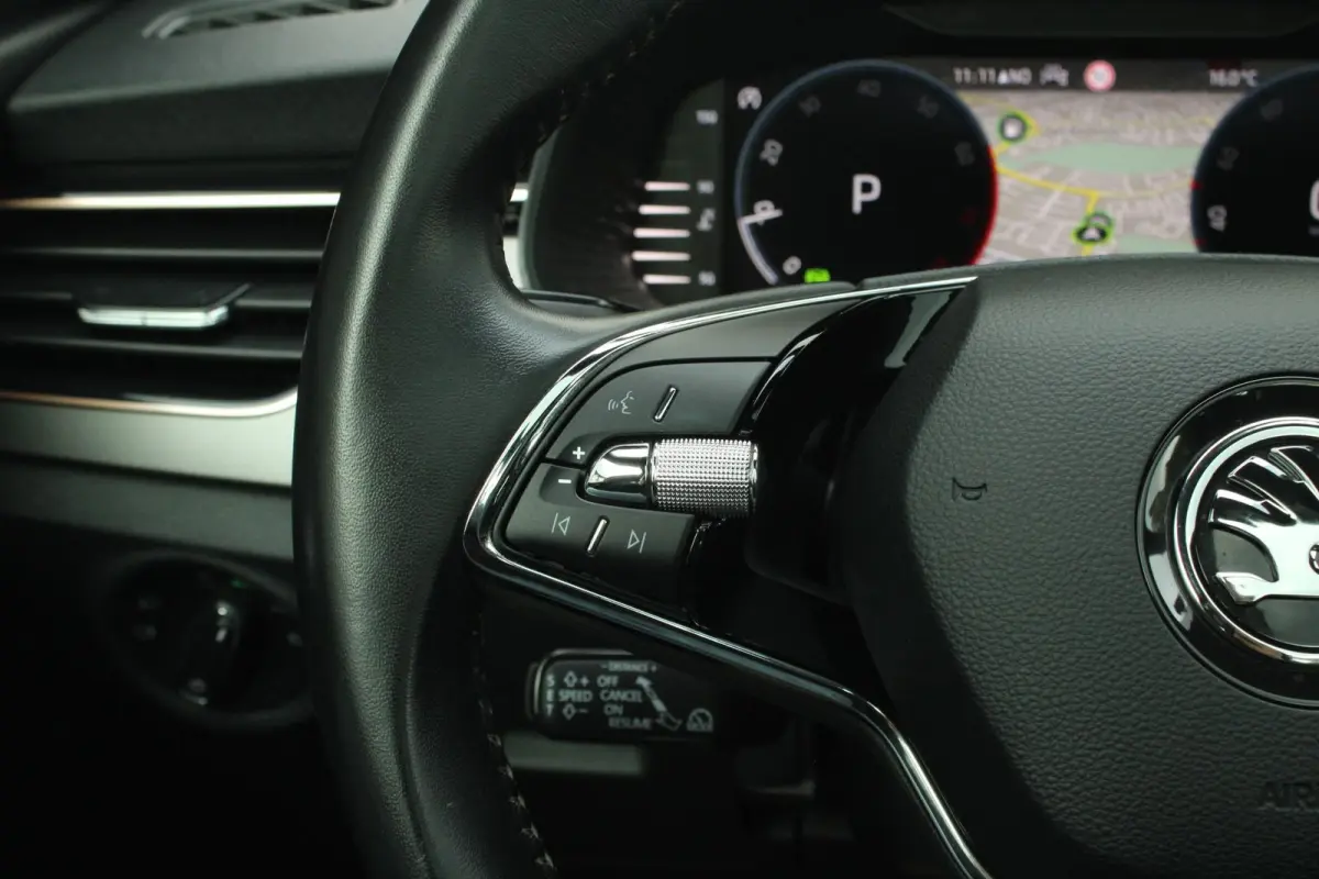 1.0 TSI 110pk DSG Business Edition | Panoramadak | Trekhaak | Stoelverwarming | Leder | Elektrische Stoel | Adaptief Cruise Control