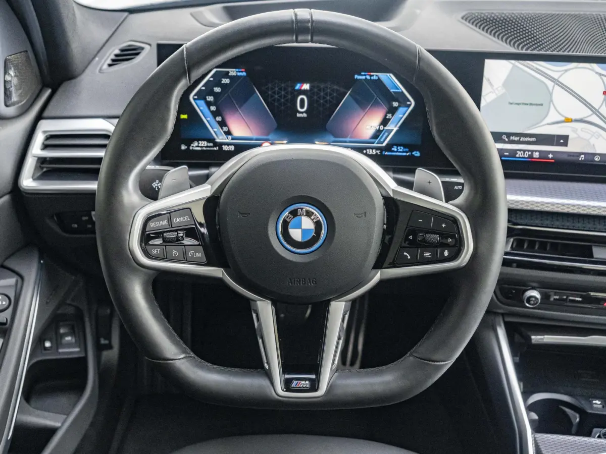 330e | SoH 100%| M Sportpakket Pro | Comfort Access | Driving Assistant | Harman Kardon | 19 inch | Panoramadak | Sportstoelen