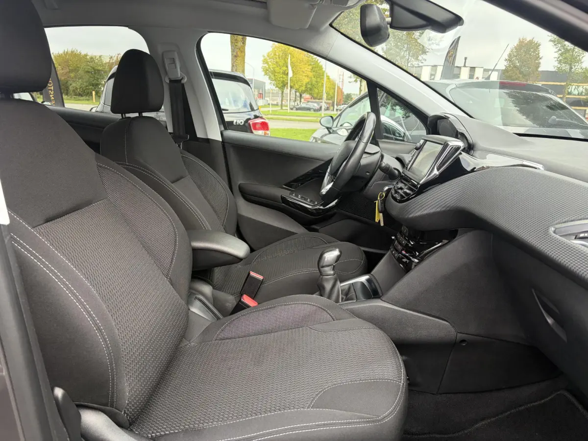 1.2 PureTech Allure ✓Pano✓Camera✓Carplay✓Navi✓110pk✓Clima✓Cruise✓Lm velgen✓Pdc✓Recent beurt gehad✓5 Deurs✓Weinig km✓N.A.P✓Apk tot 08-2027