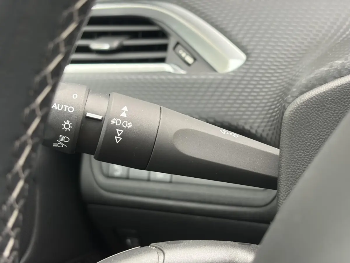 1.2 PureTech Allure ✓Pano✓Camera✓Carplay✓Navi✓110pk✓Clima✓Cruise✓Lm velgen✓Pdc✓Recent beurt gehad✓5 Deurs✓Weinig km✓N.A.P✓Apk tot 08-2027