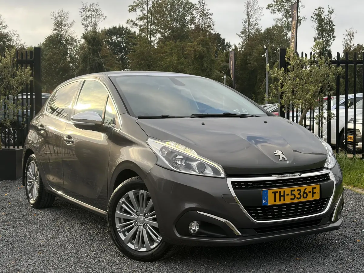 1.2 PureTech Allure ✓Pano✓Camera✓Carplay✓Navi✓110pk✓Clima✓Cruise✓Lm velgen✓Pdc✓Recent beurt gehad✓5 Deurs✓Weinig km✓N.A.P✓Apk tot 08-2027