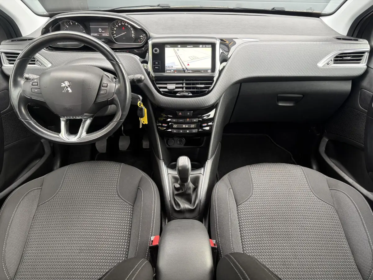 1.2 PureTech Allure ✓Pano✓Camera✓Carplay✓Navi✓110pk✓Clima✓Cruise✓Lm velgen✓Pdc✓Recent beurt gehad✓5 Deurs✓Weinig km✓N.A.P✓Apk tot 08-2027