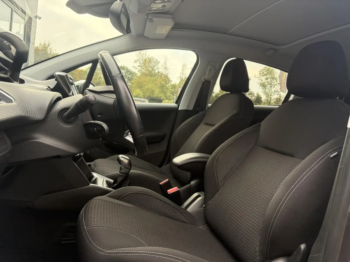 1.2 PureTech Allure ✓Pano✓Camera✓Carplay✓Navi✓110pk✓Clima✓Cruise✓Lm velgen✓Pdc✓Recent beurt gehad✓5 Deurs✓Weinig km✓N.A.P✓Apk tot 08-2027