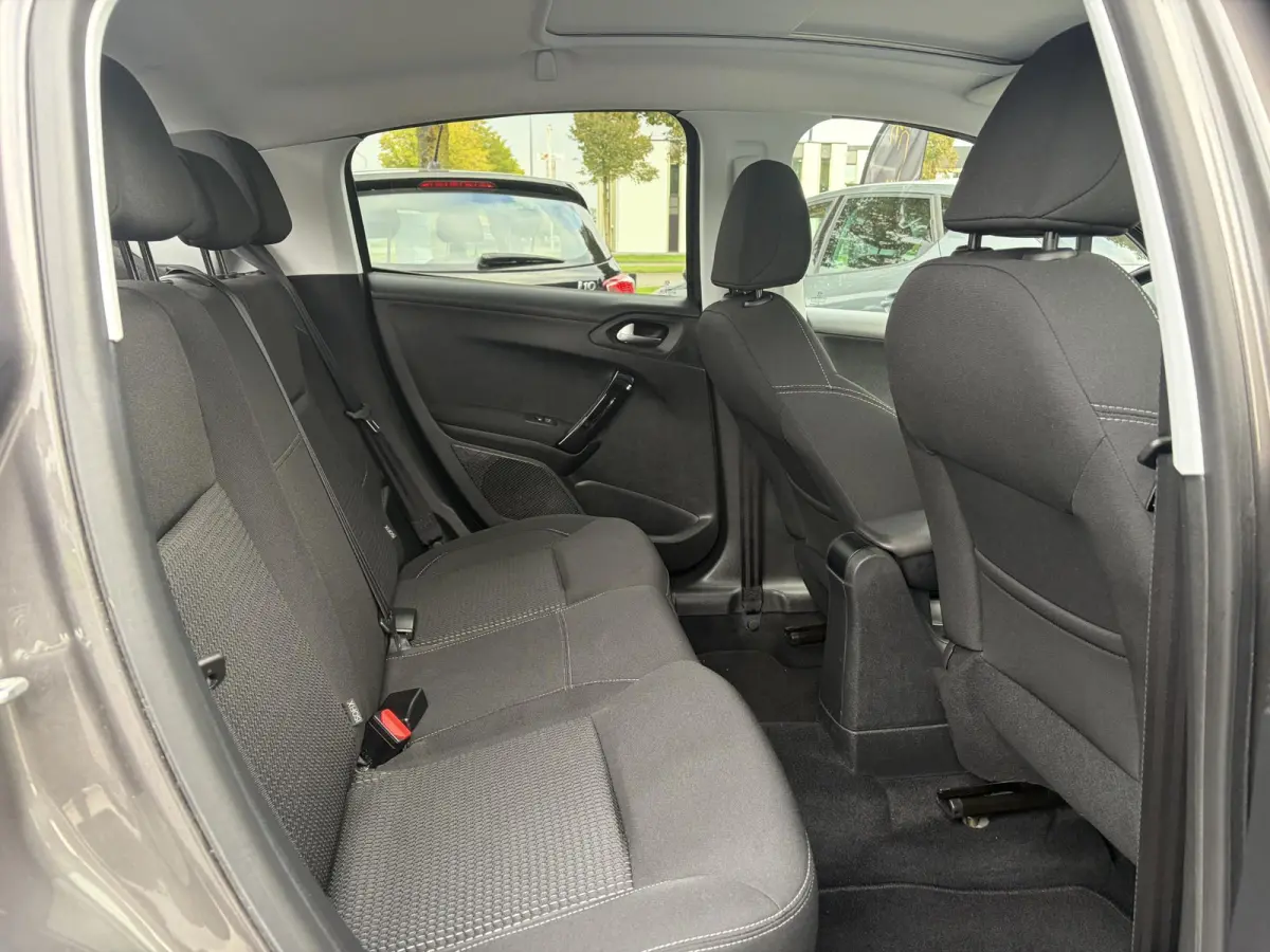 1.2 PureTech Allure ✓Pano✓Camera✓Carplay✓Navi✓110pk✓Clima✓Cruise✓Lm velgen✓Pdc✓Recent beurt gehad✓5 Deurs✓Weinig km✓N.A.P✓Apk tot 08-2027