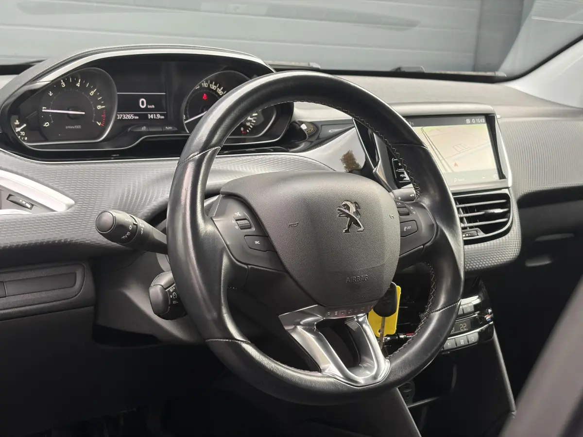 1.2 PureTech Allure ✓Pano✓Camera✓Carplay✓Navi✓110pk✓Clima✓Cruise✓Lm velgen✓Pdc✓Recent beurt gehad✓5 Deurs✓Weinig km✓N.A.P✓Apk tot 08-2027