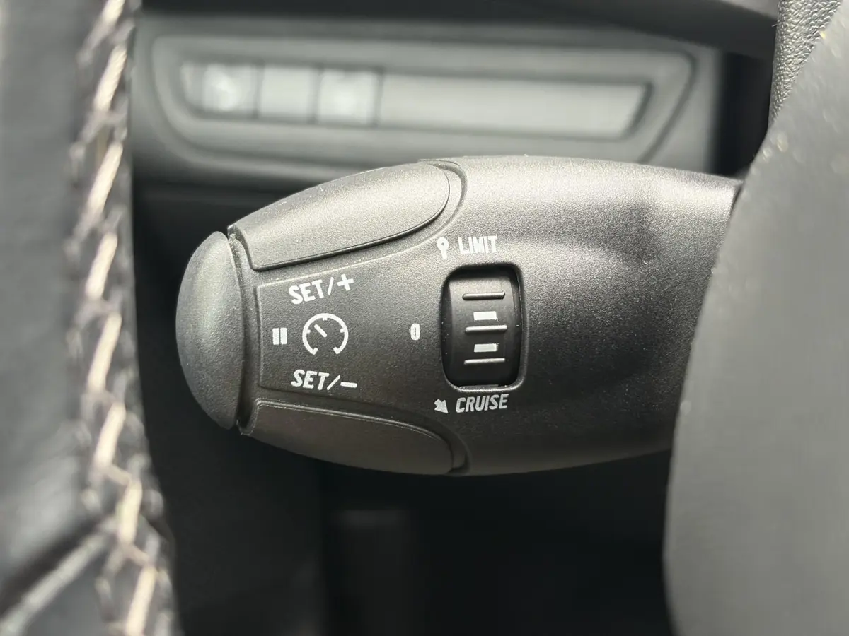 1.2 PureTech Allure ✓Pano✓Camera✓Carplay✓Navi✓110pk✓Clima✓Cruise✓Lm velgen✓Pdc✓Recent beurt gehad✓5 Deurs✓Weinig km✓N.A.P✓Apk tot 08-2027