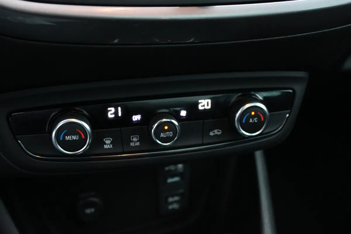 1.2 Turbo Innovation | Automaat | Panoramadak | Navigatie | Camera | Trekhaak | Parkeersensoren voor + achter |
