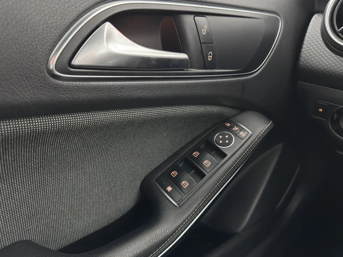 180 d Lease Edition Plus *LEATHER-FABRIC | NAVI-FULLMAP | CLIMA | COMFORTSEATS | CRUISE | KEYLESS | TOWBAR | 16''ALU*