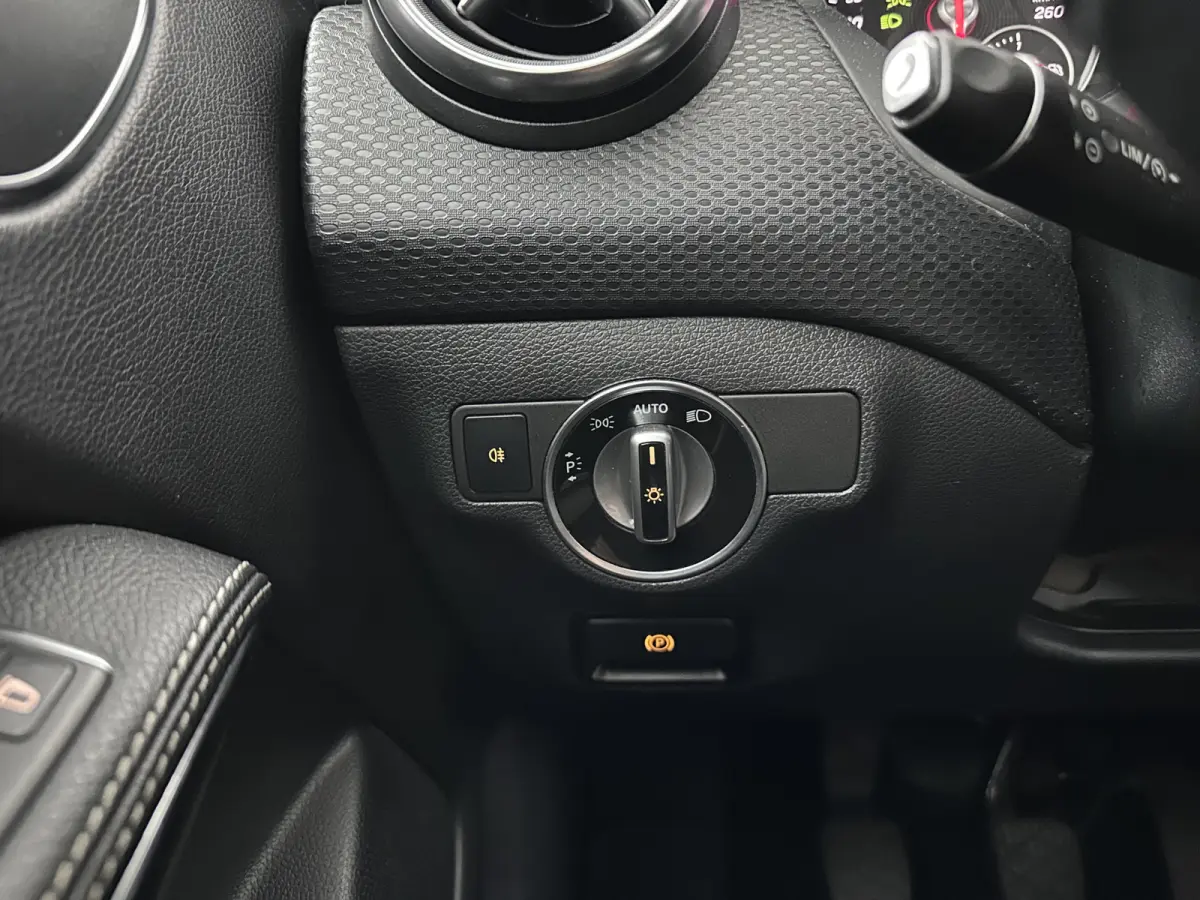 180 d Lease Edition Plus *LEATHER-FABRIC | NAVI-FULLMAP | CLIMA | COMFORTSEATS | CRUISE | KEYLESS | TOWBAR | 16''ALU*