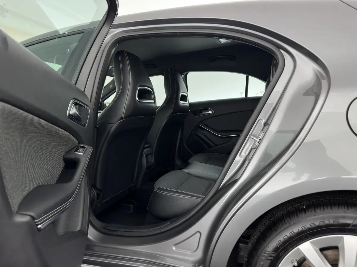 180 d Lease Edition Plus *LEATHER-FABRIC | NAVI-FULLMAP | CLIMA | COMFORTSEATS | CRUISE | KEYLESS | TOWBAR | 16''ALU*