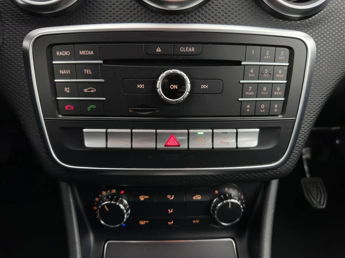 180 d Lease Edition Plus *LEATHER-FABRIC | NAVI-FULLMAP | CLIMA | COMFORTSEATS | CRUISE | KEYLESS | TOWBAR | 16''ALU*