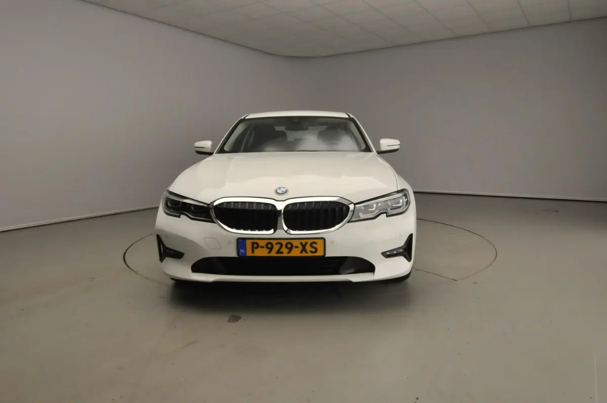330i | LED | Leder | Navigatie | Sportstoelen | Stoelverwarming | DAB | Hifi speakers | Alu 17 inch