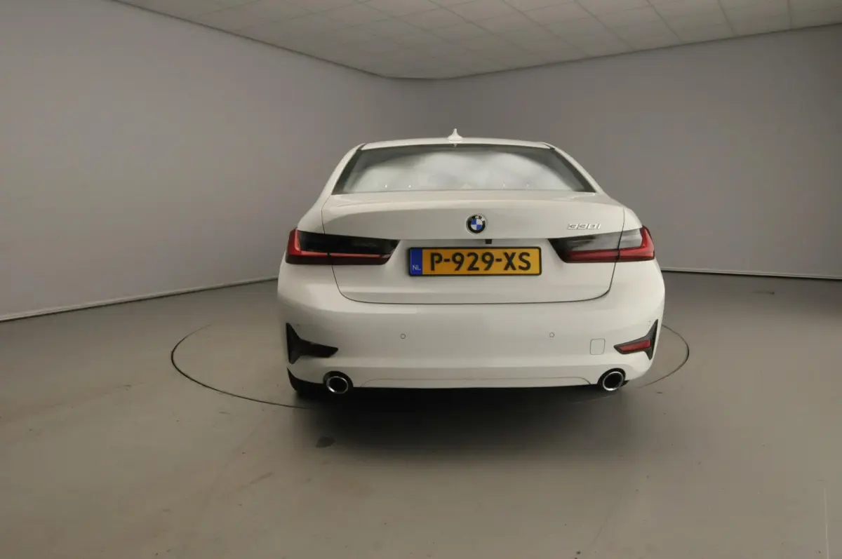 330i | LED | Leder | Navigatie | Sportstoelen | Stoelverwarming | DAB | Hifi speakers | Alu 17 inch