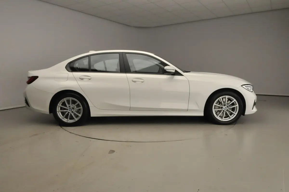 330i | LED | Leder | Navigatie | Sportstoelen | Stoelverwarming | DAB | Hifi speakers | Alu 17 inch