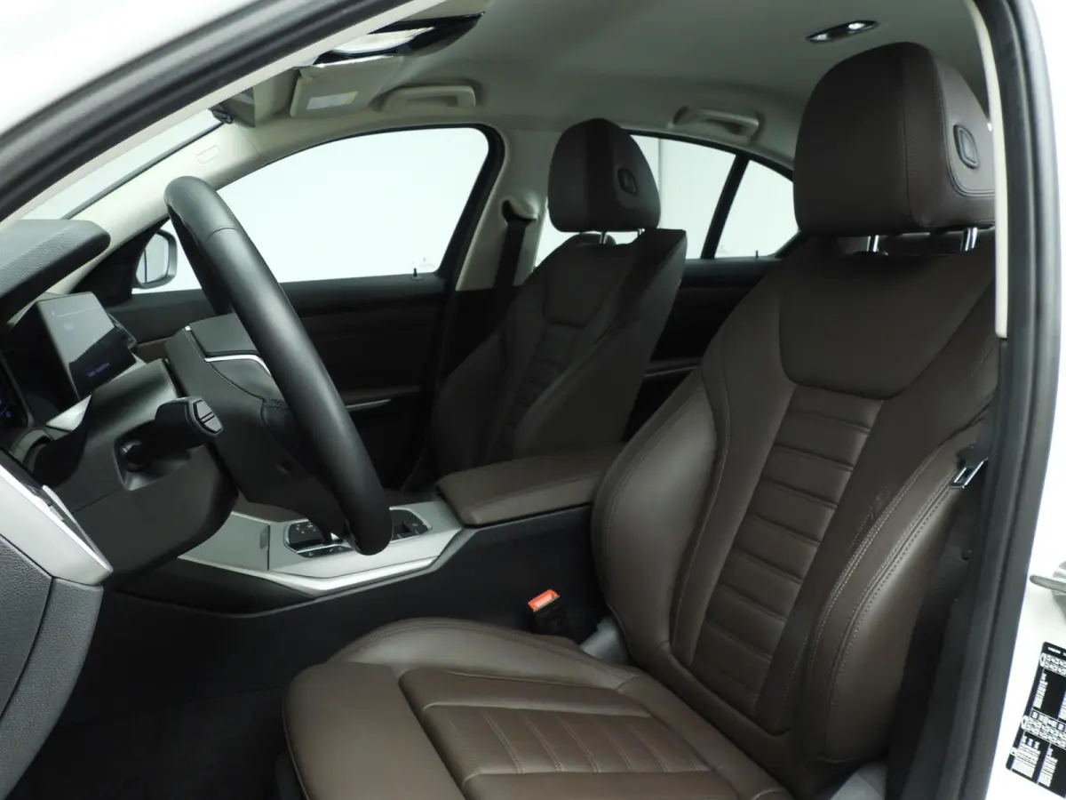 330i | LED | Leder | Navigatie | Sportstoelen | Stoelverwarming | DAB | Hifi speakers | Alu 17 inch