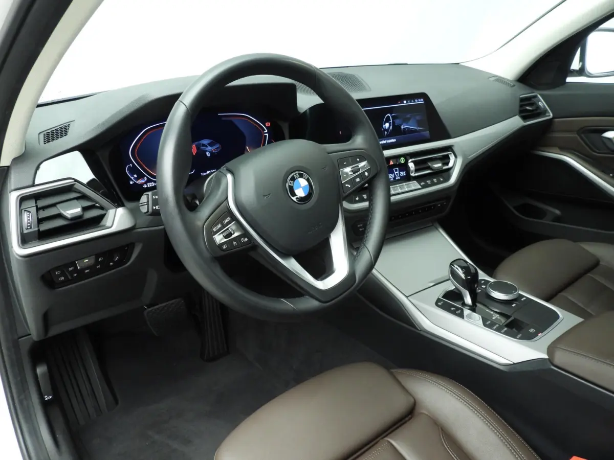 330i | LED | Leder | Navigatie | Sportstoelen | Stoelverwarming | DAB | Hifi speakers | Alu 17 inch