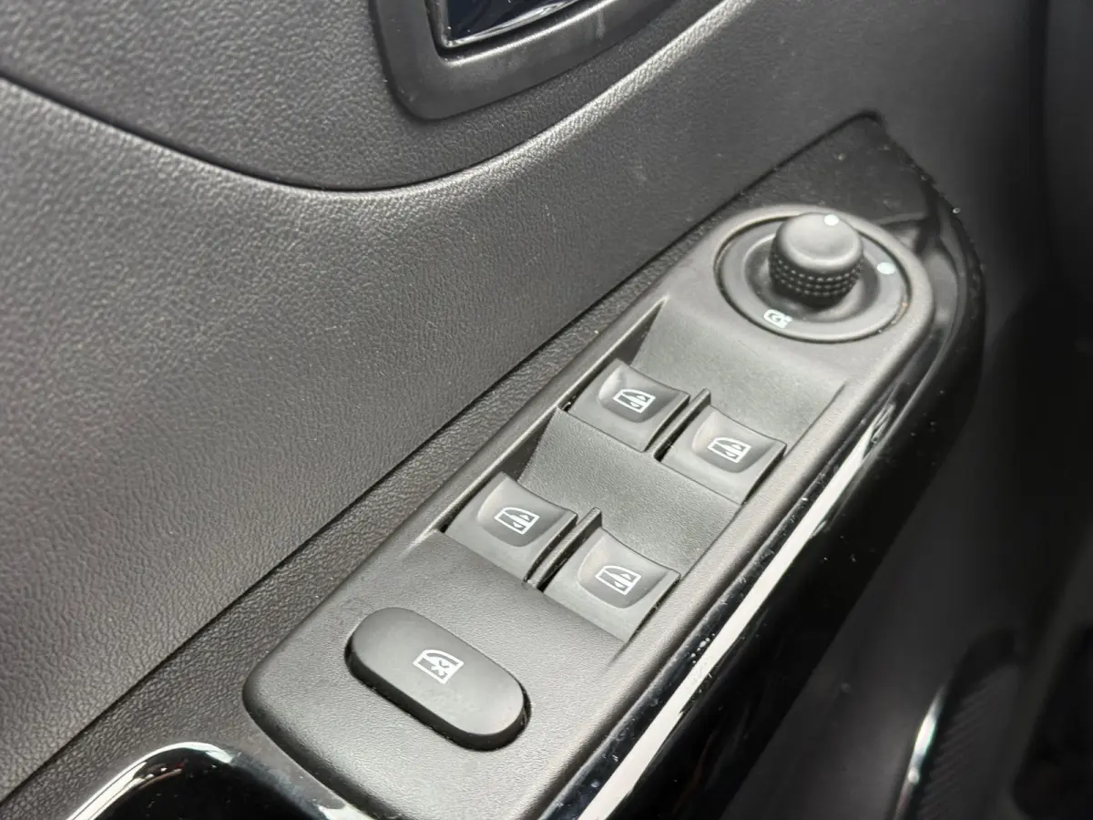 Captur TCe Dynamique l l Cruise l Navi l Camera l Climate l IZGST
