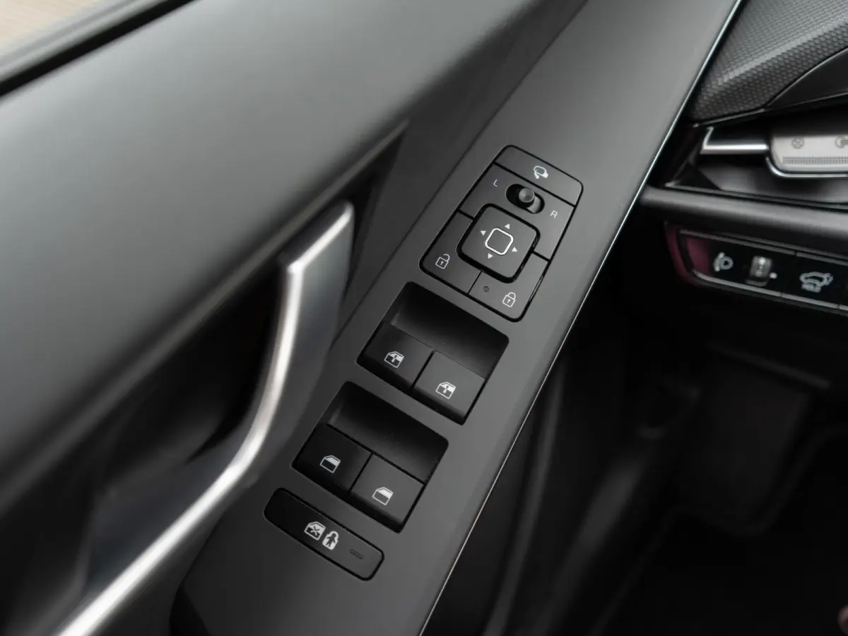 1.6 GDi Hybrid DynamicPlusLine | Stuur-/stoelverwarming | Schuif-/kanteldak | Achteruitrijcamera | PDC voor & achter | CarPlay