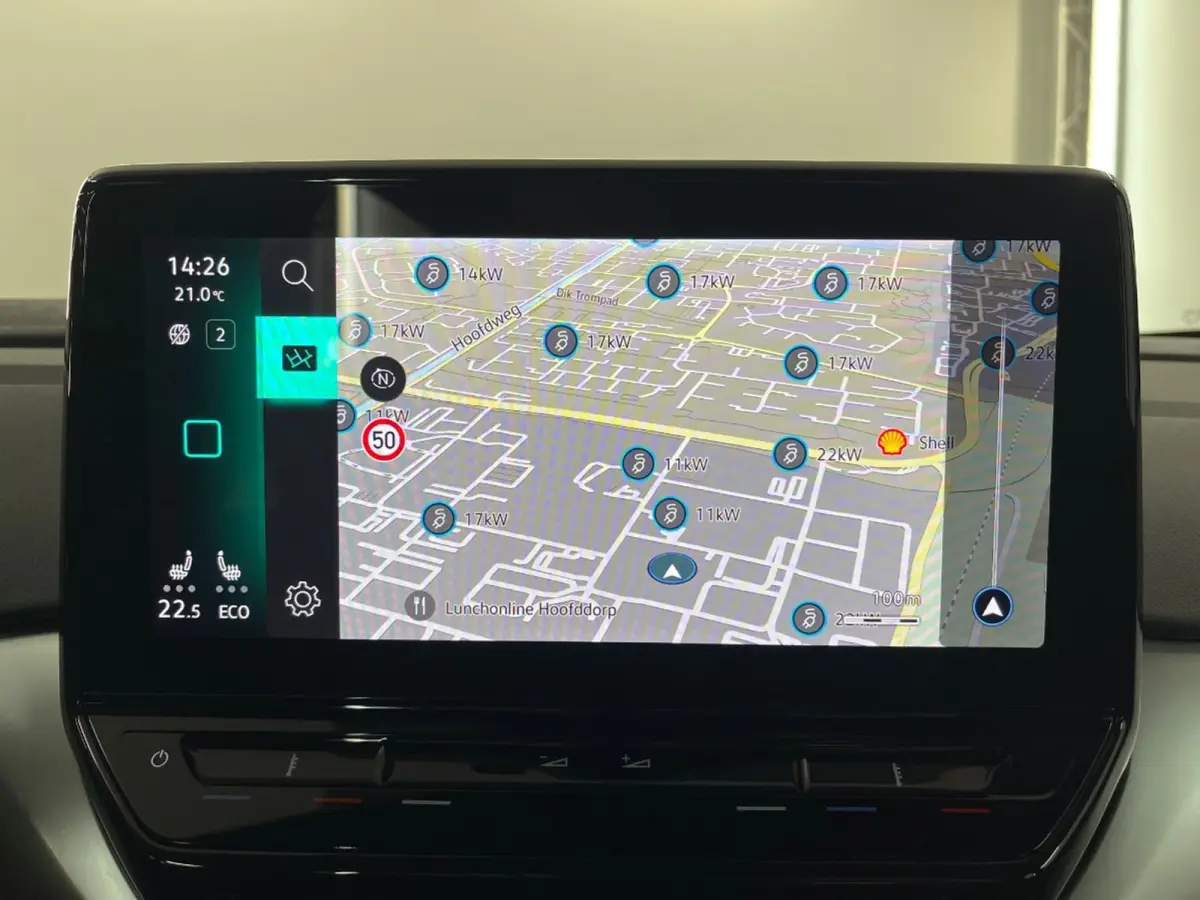 Pro 77 kWh | Navi | Parkeersensoren | Stoelverwarming | Apple Carplay/Android Auto | Afwijkende dakkleur | Airco (automatisch) | Apple Carplay/Android Auto|telefoonintegratie premium