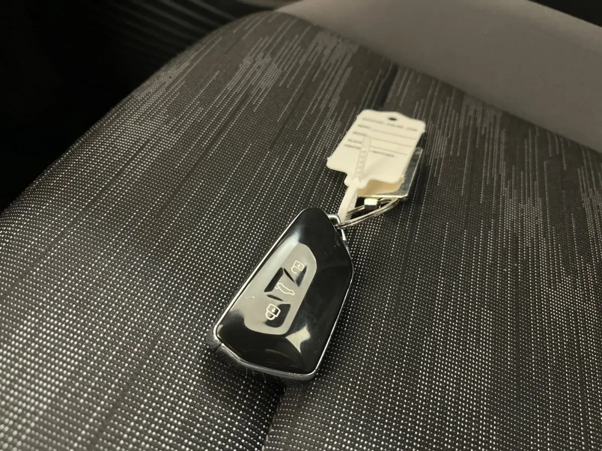 Pro 77 kWh | Navi | Parkeersensoren | Stoelverwarming | Apple Carplay/Android Auto | Afwijkende dakkleur | Airco (automatisch) | Apple Carplay/Android Auto|telefoonintegratie premium