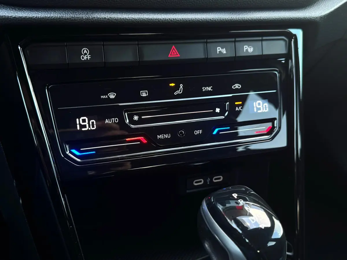 3 x R-Line DSG-7 | IQ-Lights | Camera | Parksens | Carplay | Keyless | 1.5 TSI R-Line