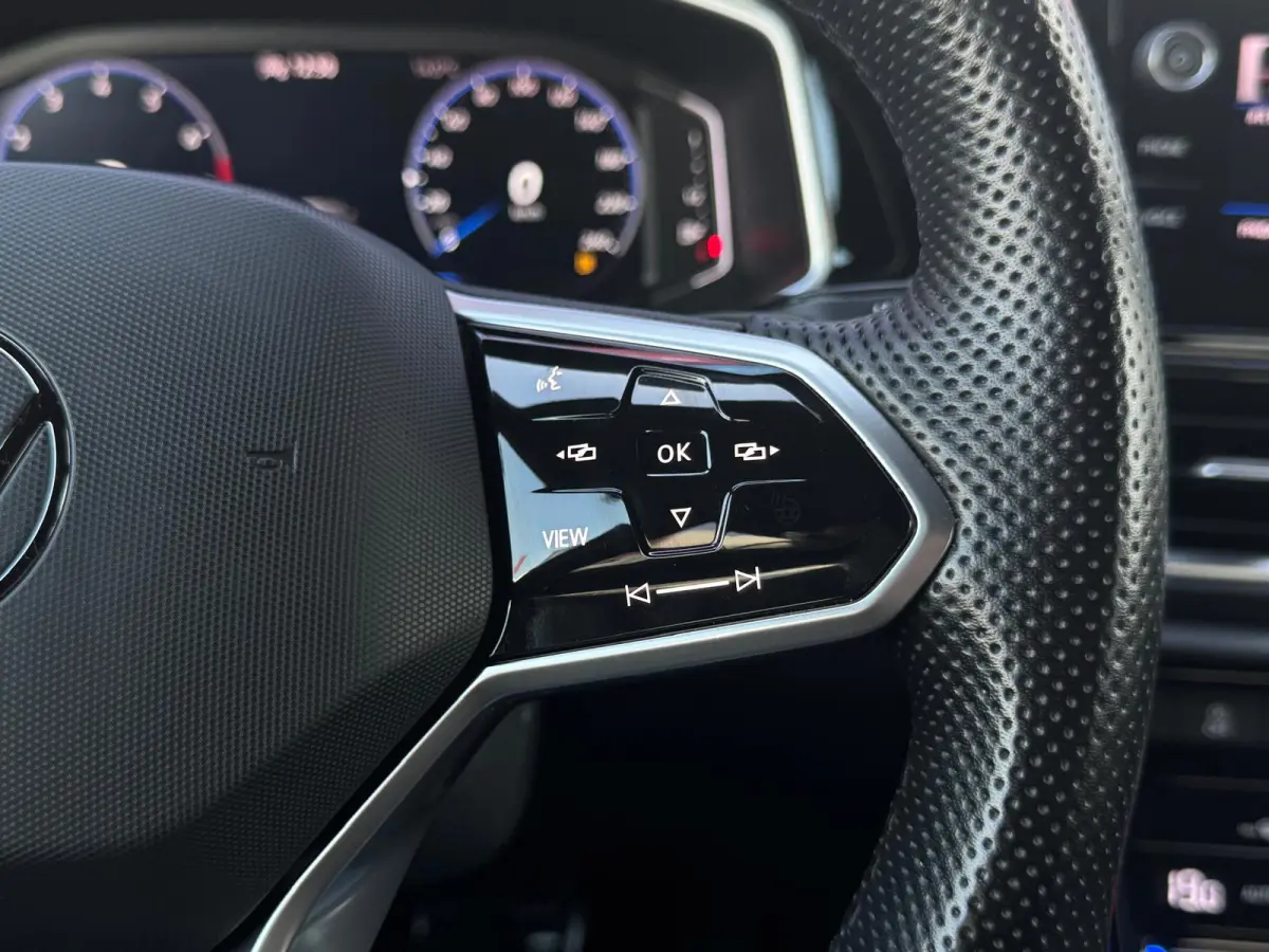3 x R-Line DSG-7 | IQ-Lights | Camera | Parksens | Carplay | Keyless | 1.5 TSI R-Line