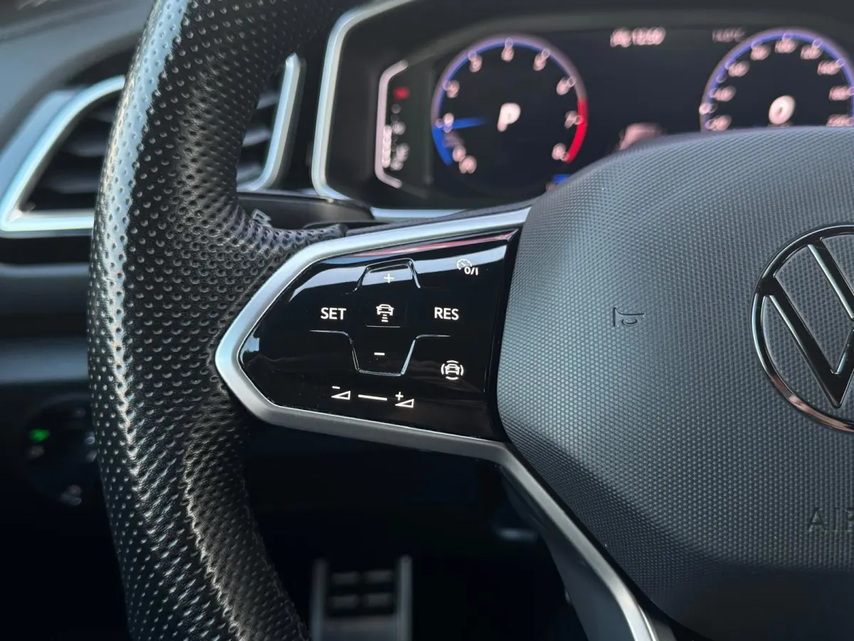 3 x R-Line DSG-7 | IQ-Lights | Camera | Parksens | Carplay | Keyless | 1.5 TSI R-Line